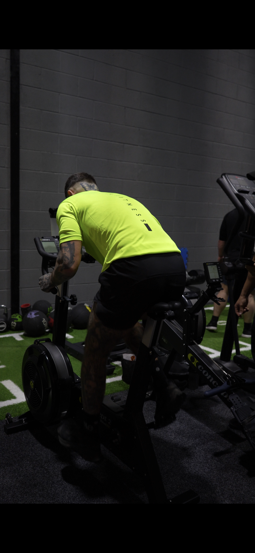 Neon yellow - vertical back logo